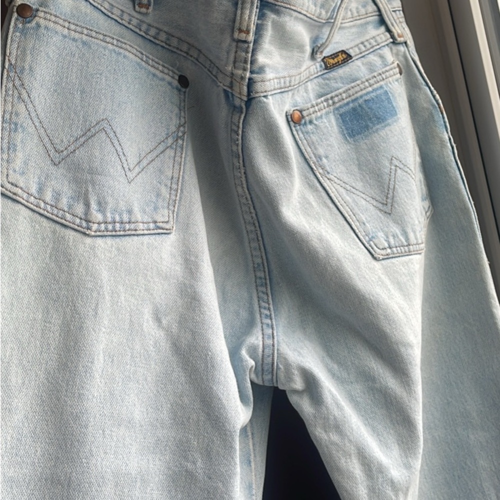 Vintage Woman’s Wrangler jeans
Lightwashed 
Appropriate size 27/28